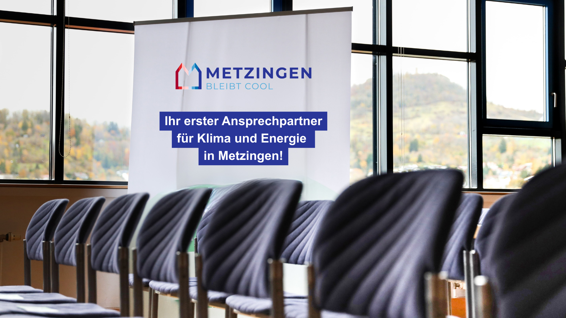 Foto: Banner mit Aufschrift "Metzingen bleibt cool, Ihr Ansprechpartner für Klima und Energie". Stühle im Vordergrund.