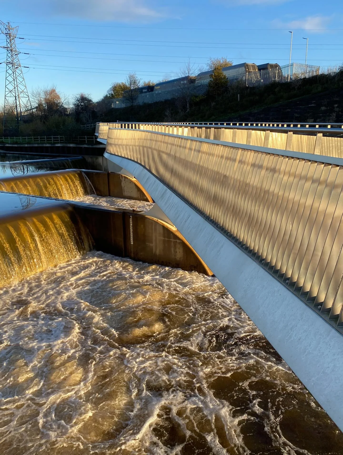 Early morning sunshine on the footbridge over the River Aire at Knostrop Weir on a cold crisp day. #tiveraire #knostropweir #walktowork #streetsaheadleeds #leedsliverpoolcanal #footbridge