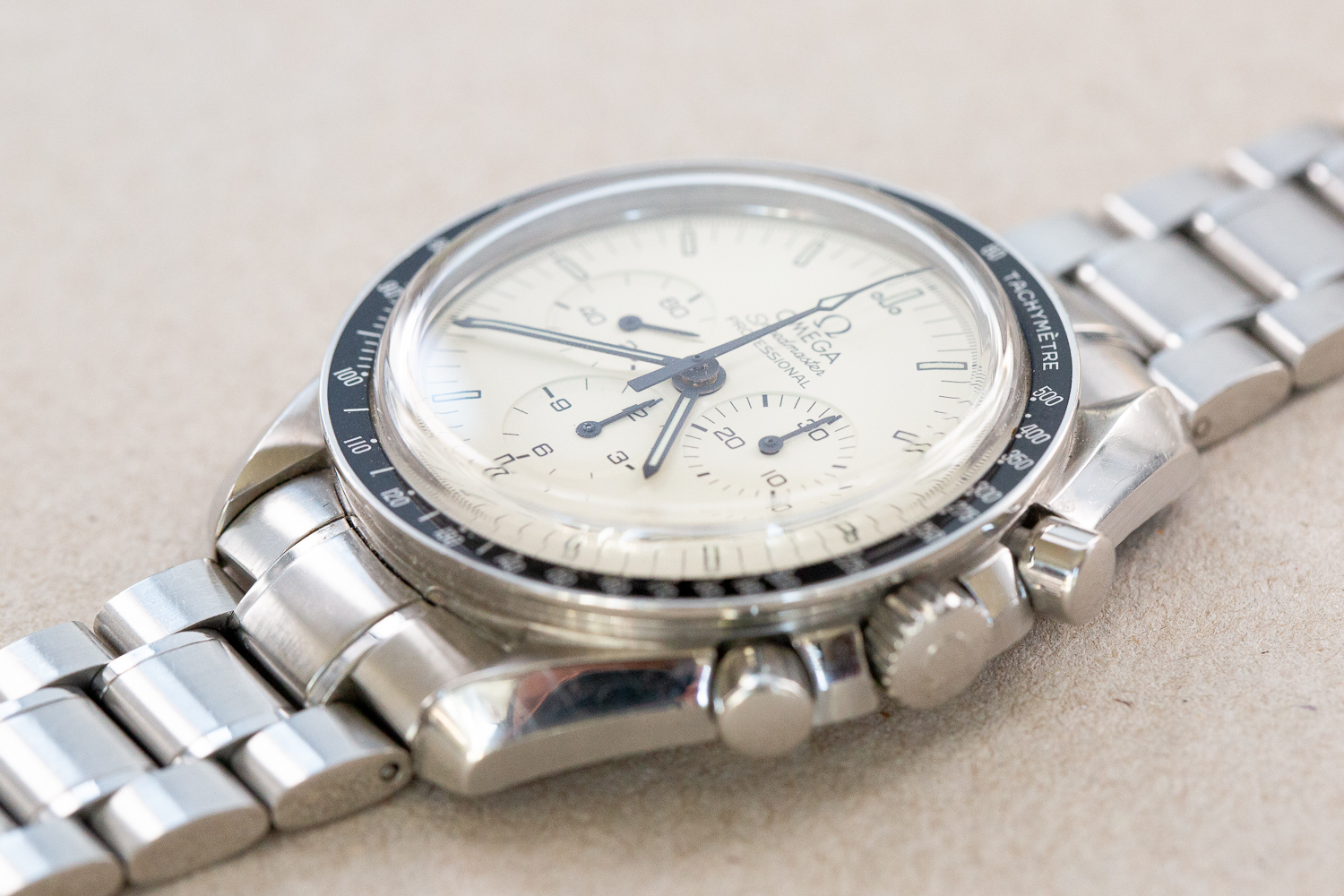 Omega_Speedmaster_Albino_Limited_Edition_Italy_3.jpg