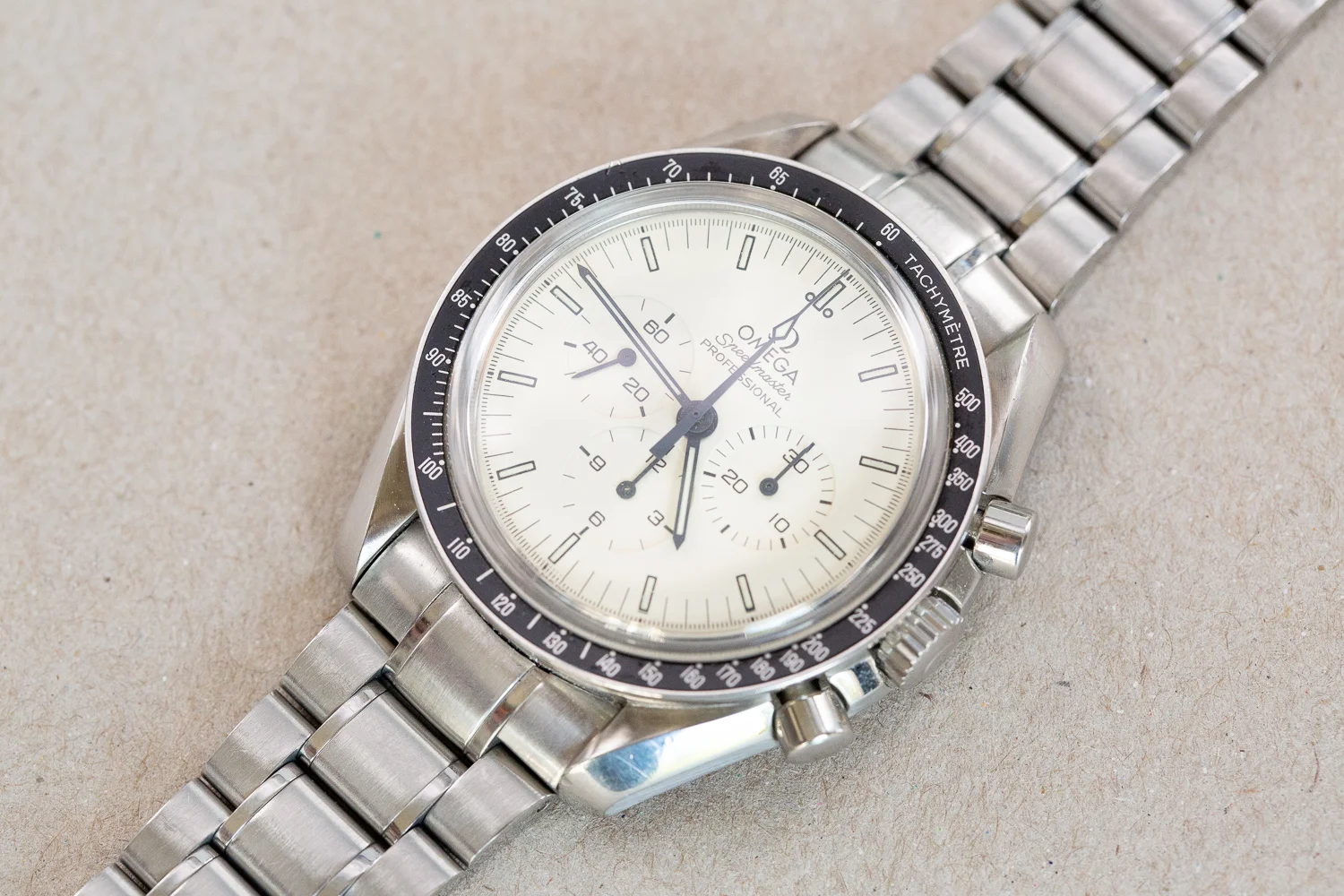 Omega_Speedmaster_Albino_Limited_Edition_Italy_11.jpg
