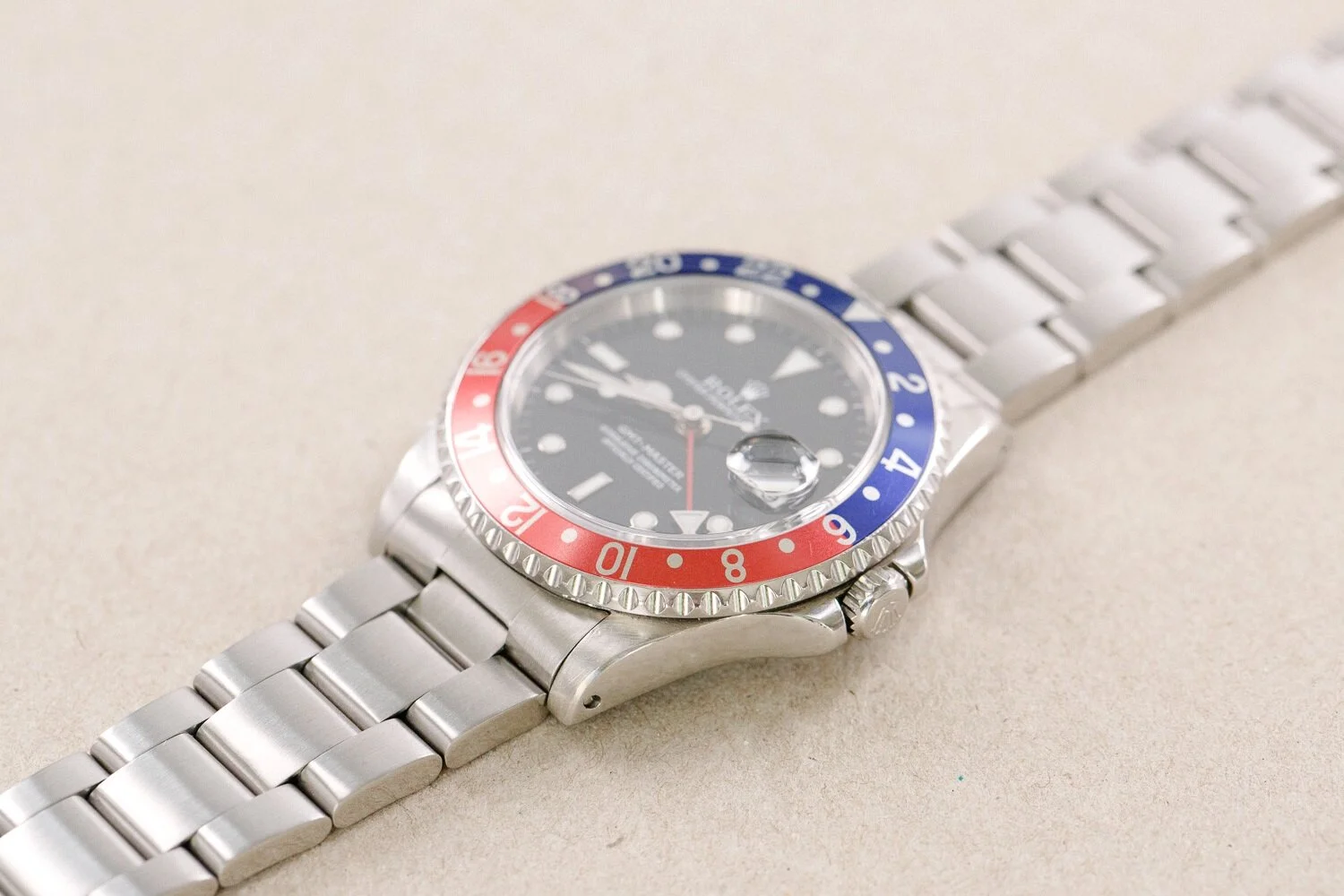 Rolex_GMTmaster_16700_Pepsi_Serif_Swiss_Only_1999_Full_Set_3.jpg