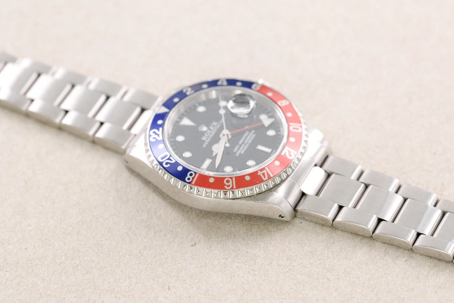 Rolex_GMTmaster_16700_Pepsi_Serif_Swiss_Only_1999_Full_Set_4.jpg
