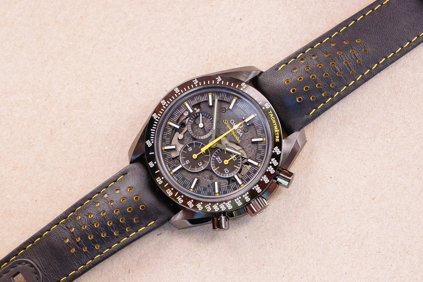 OMEGA_Speedmaster_Apollo_8_Dark_Side_Of_The_Moon_Black_Moonwatch_2020_Full_Set_11-2.jpg