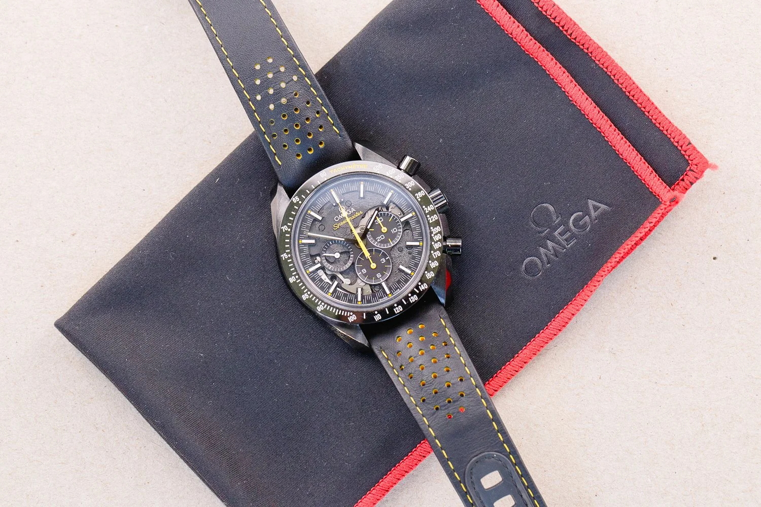 OMEGA_Speedmaster_Apollo_8_Dark_Side_Of_The_Moon_Black_Moonwatch_2020_Full_Set_14-2.jpg