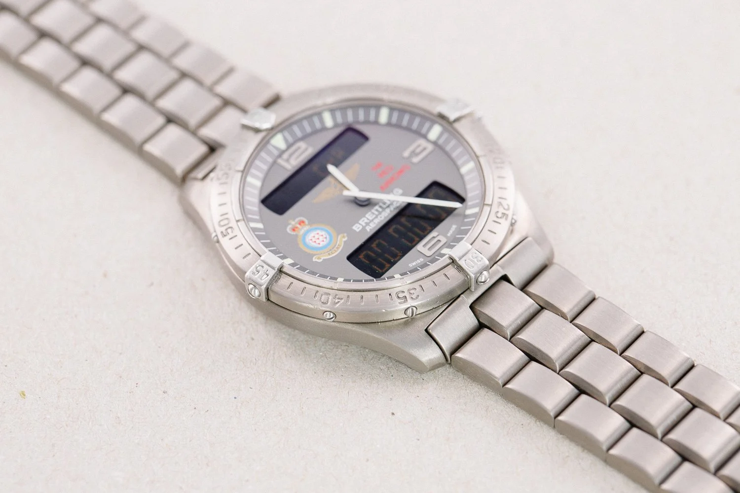 Breitling_Aerospace_Red_Arrows_Edition_Titanium_1990s_4-2.jpg