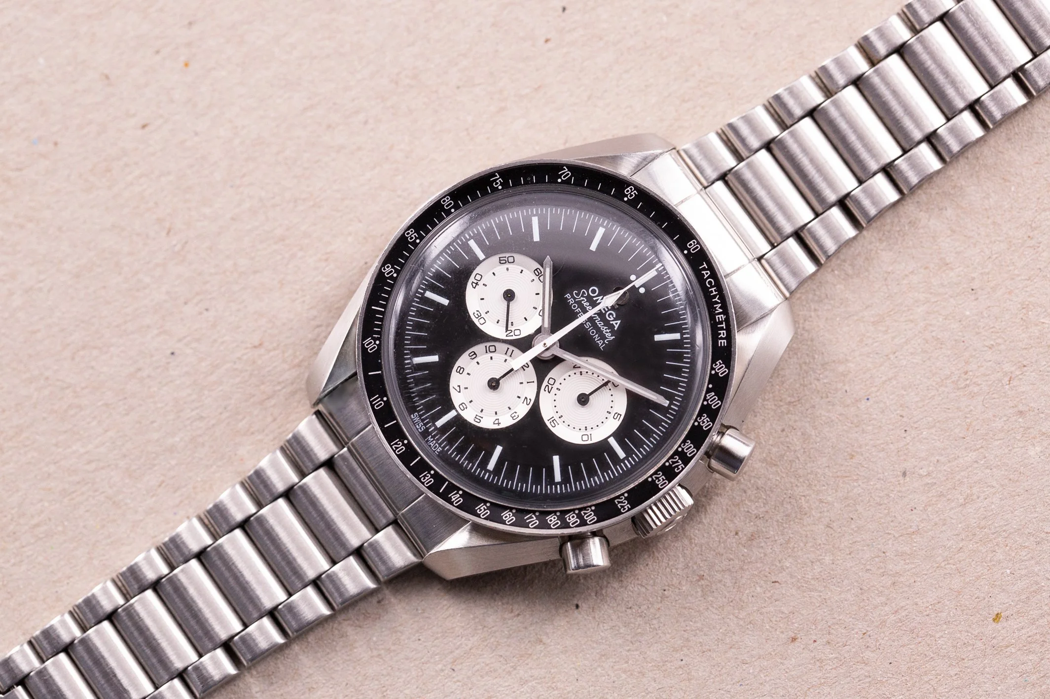 Omega_Speedmaster_Speedy_Tuesday_Reverse_Panda_Moonwatch_Limited_Edition_Full_Set_1171_Bracelet_8-2.jpg