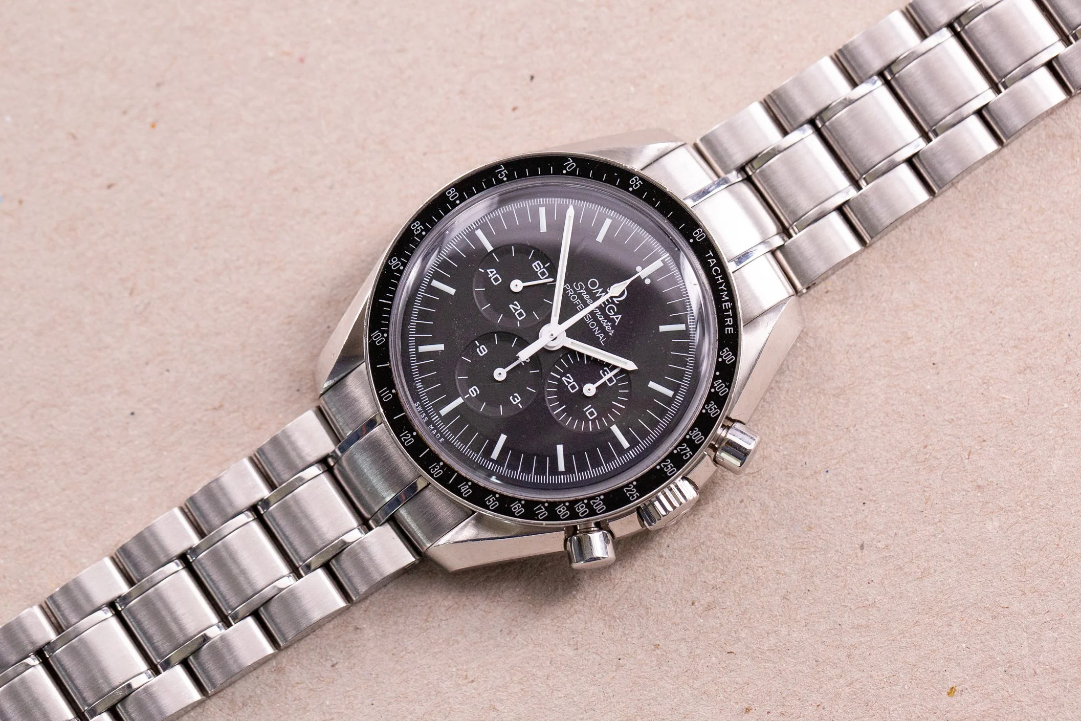 Omega_Speedmaster_Moonwatch_Legendary_NASA_311.30.42.30.01.005_Full_Set_2017_4-2.jpg