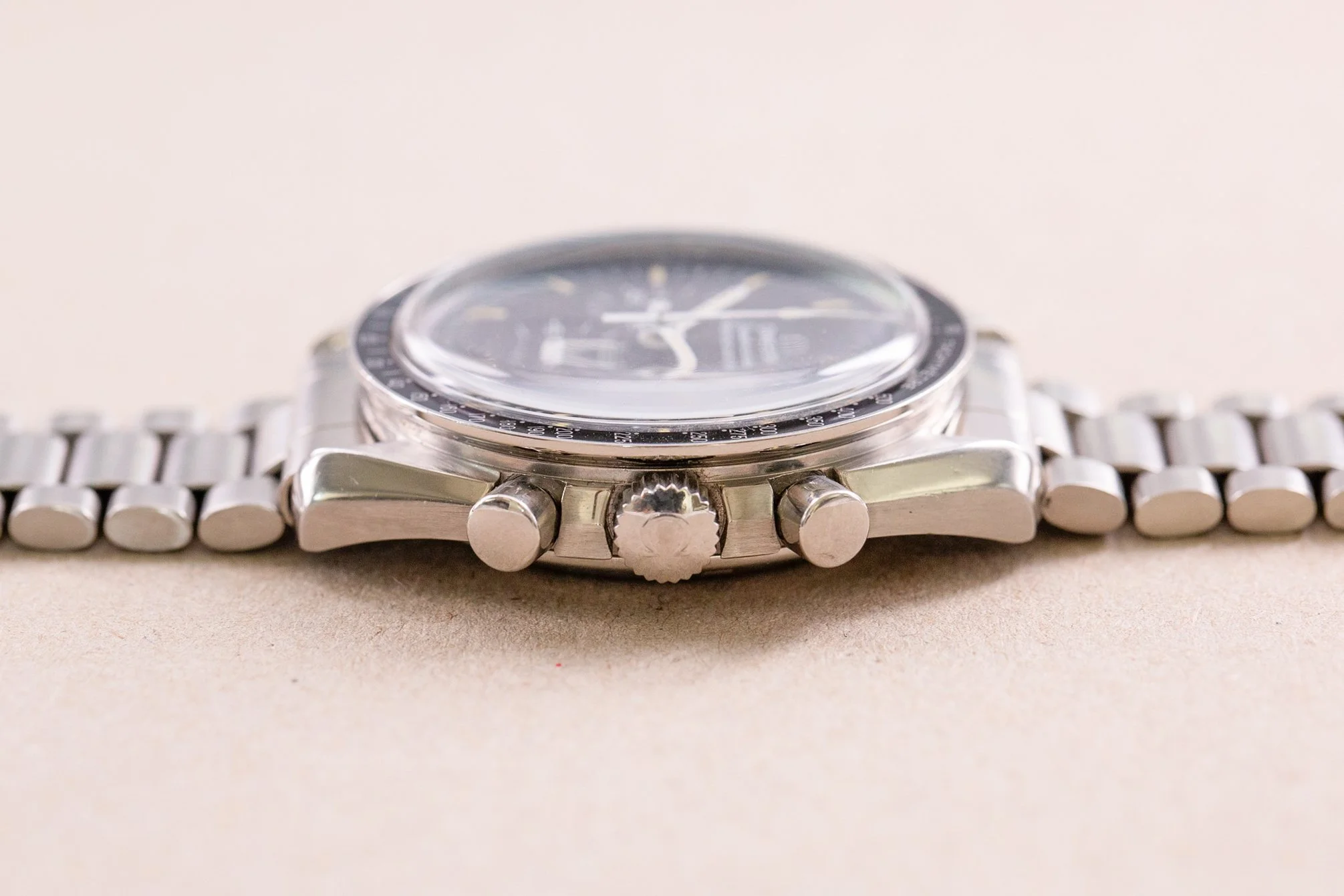 Omega_Speedmaster_Moonwatch_76ST_Cream_Patina_Vintage_1978_Bracelet_1171_6-2.jpg