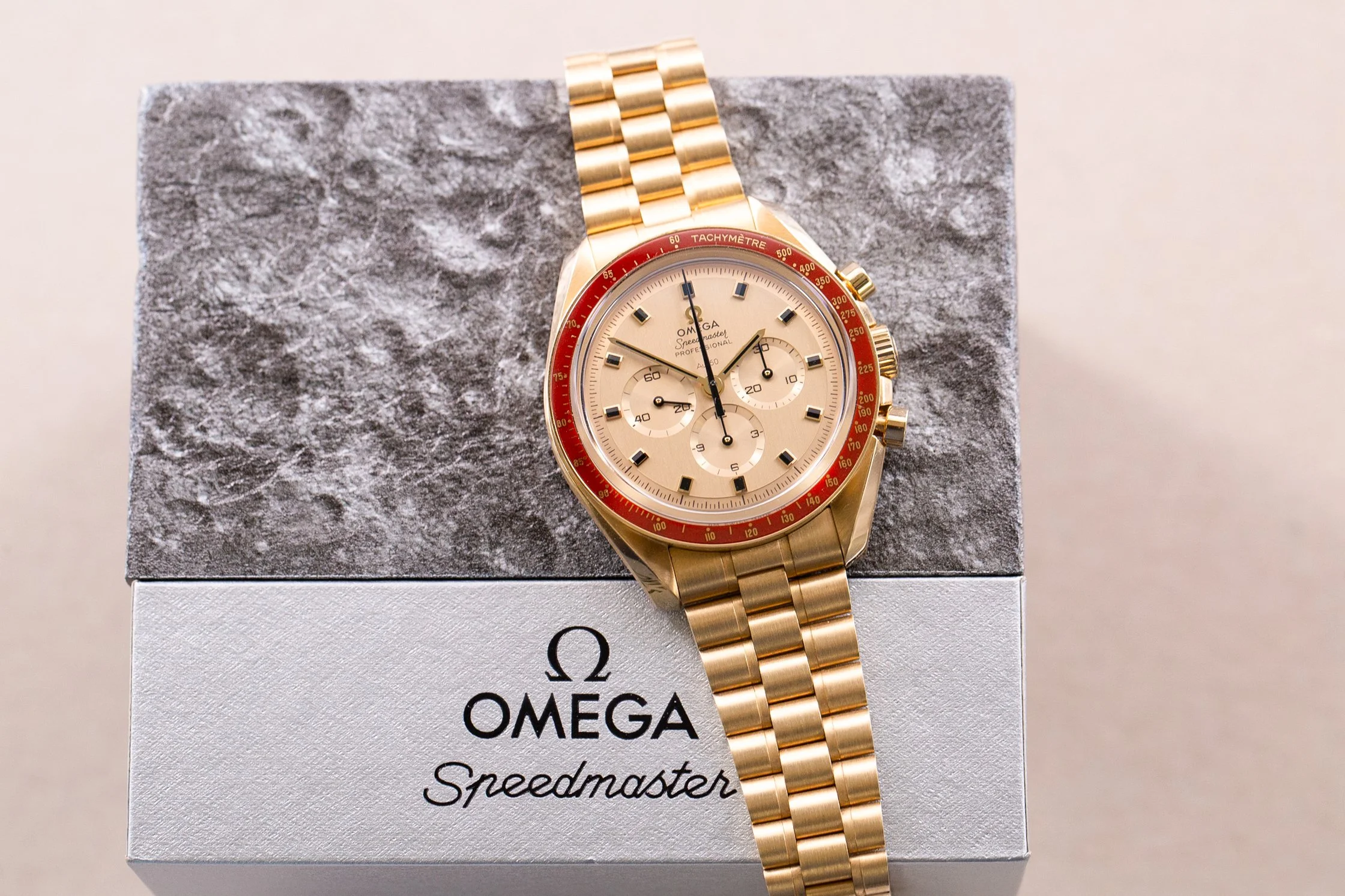 Omega_50th_Anniversary_Speedmaster_Moonwatch_Moonshine_Gold_Limited_Edition_Full_Set_36-2.jpg