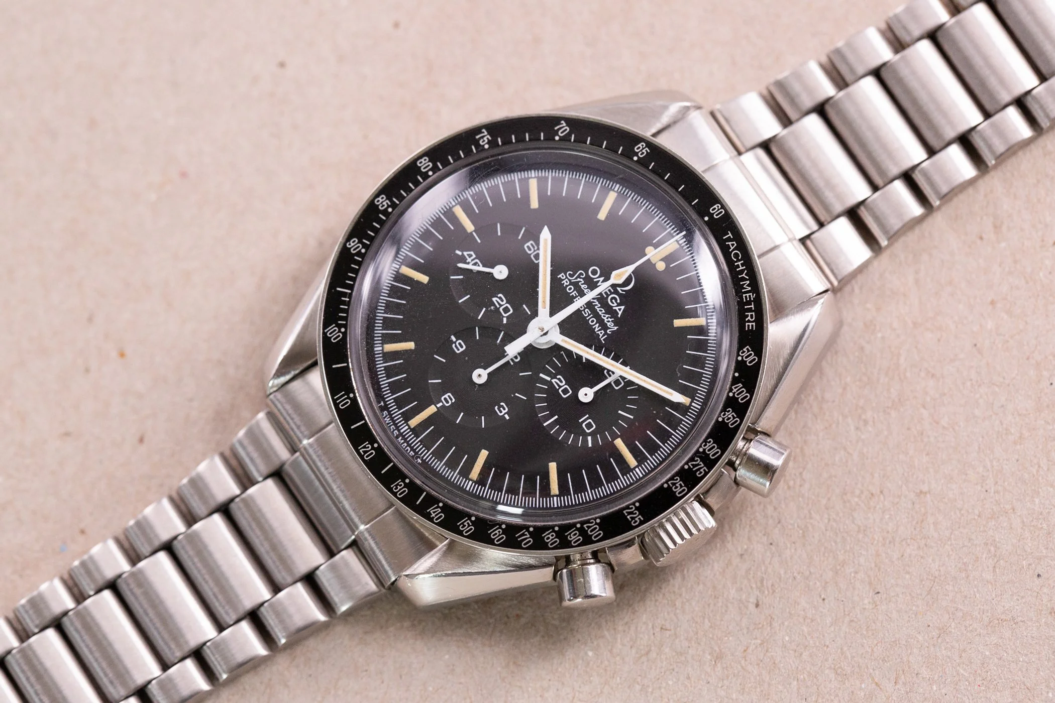 Omega_Speedmaster_Moonwatch_76ST_Cream_Patina_Vintage_1978_Bracelet_1171_13-2.jpg