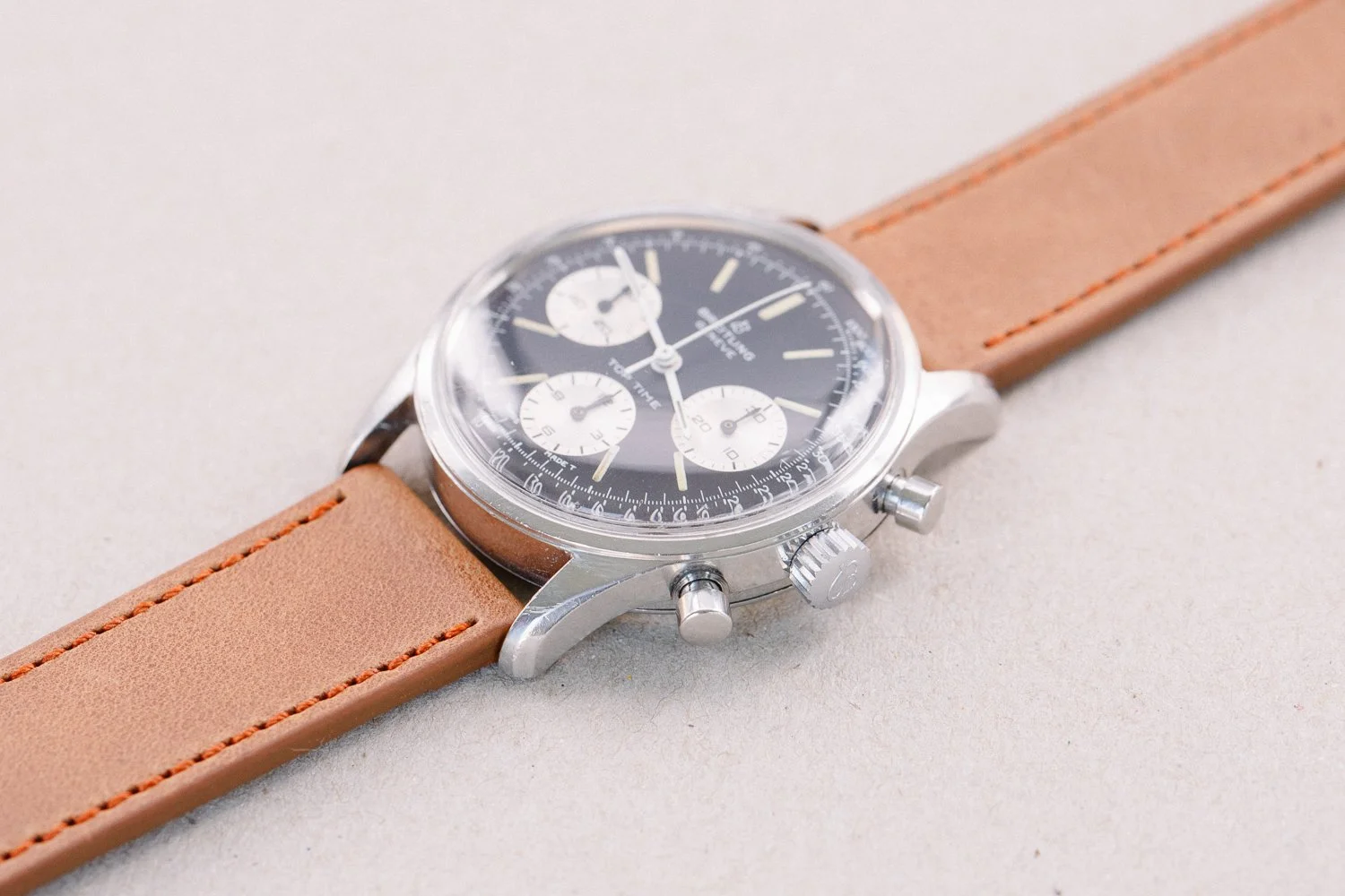 Breiting_810_Top_Time_Mk1_Chronograph_Reverse_Panda_Vintage_1966_Tan_3-2.jpg