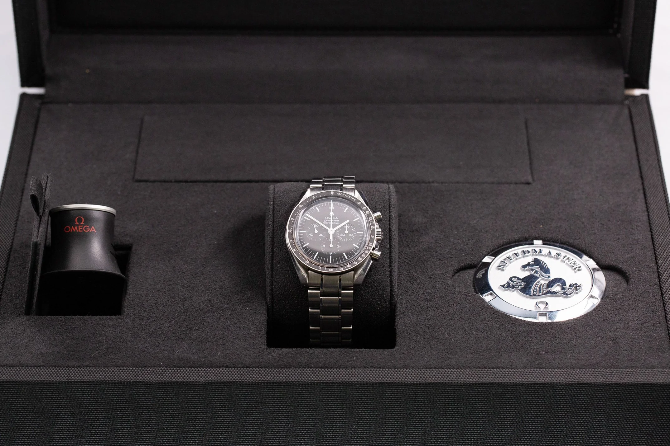 Omega_Speedmaster_Moonwatch_Legendary_NASA_311.30.42.30.01.005_Full_Set_2017_18-2.jpg