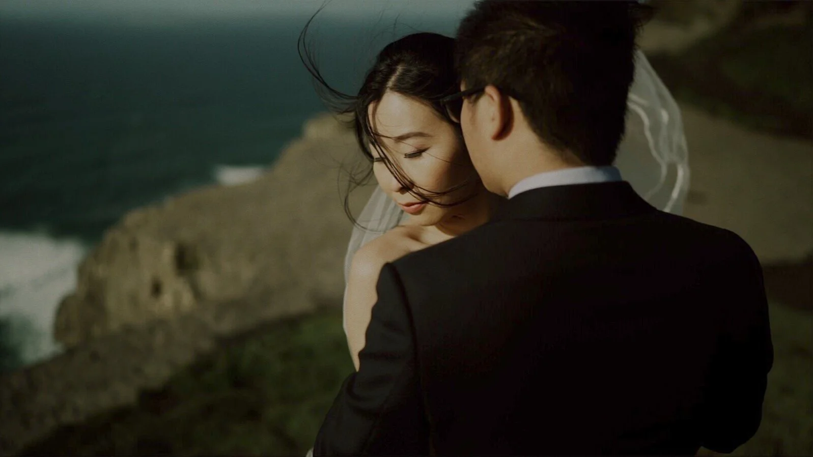 Intimate portrait of an elopement couple overlooking the cliffs in Ireland