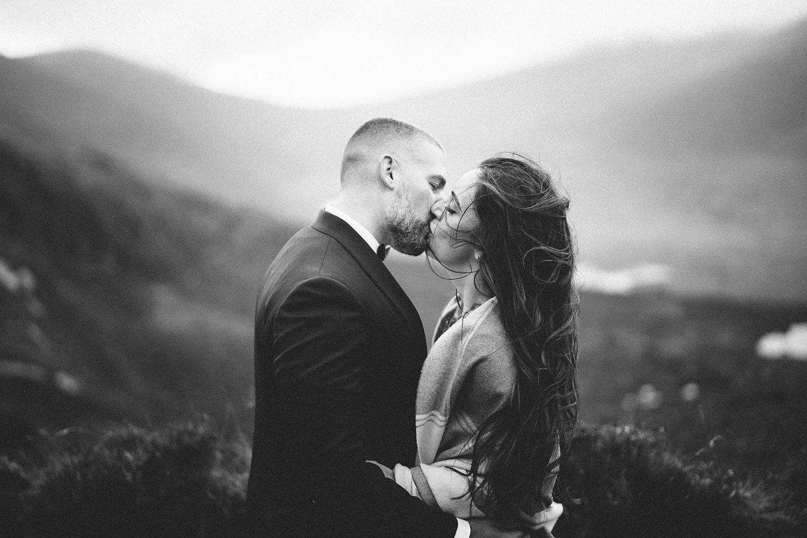 Elopement couple kissing during their photoshoot in Ireland