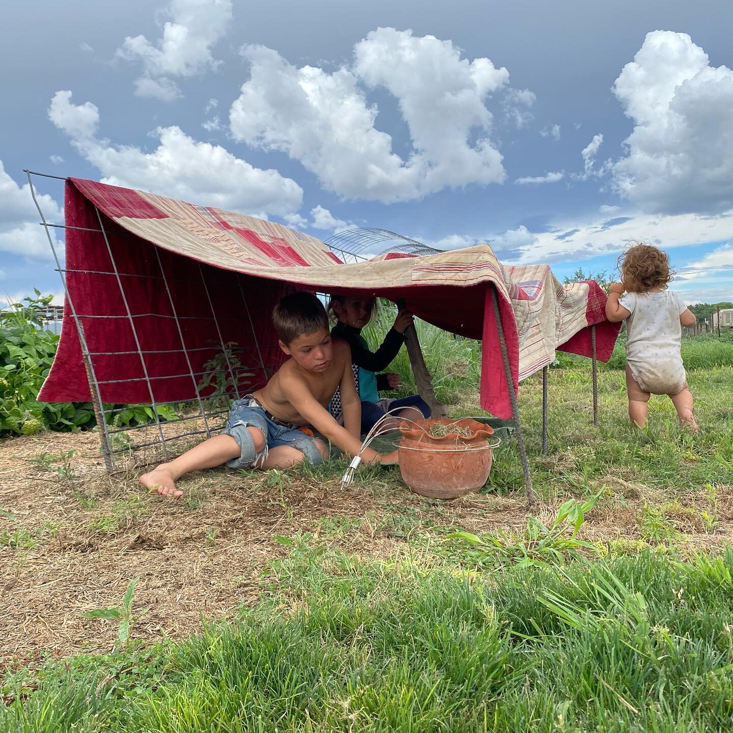 When rain drops start falling, and you&rsquo;d rather not get wet, but the cool earthy outside is still calling and you don&rsquo;t want to be stuck inside. In that case, you build a tent by the garden.🥰