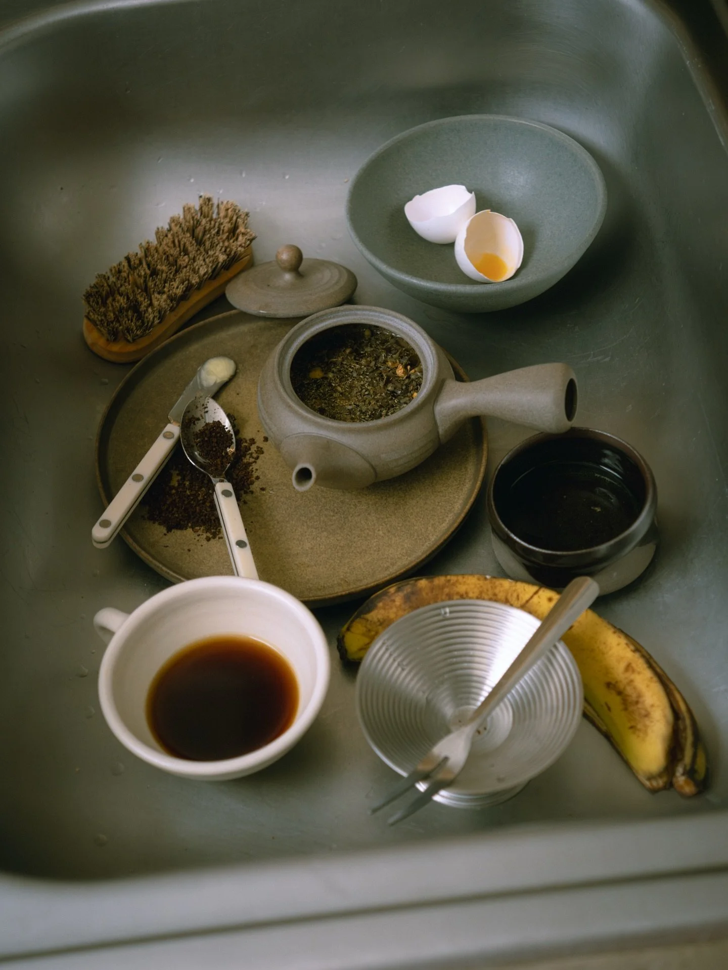 morning remnants ☕️

@service.projects 
@shopstoriedobjects 
@rachelgreenpottery 

#stilllifephotos #shotonfujifilm