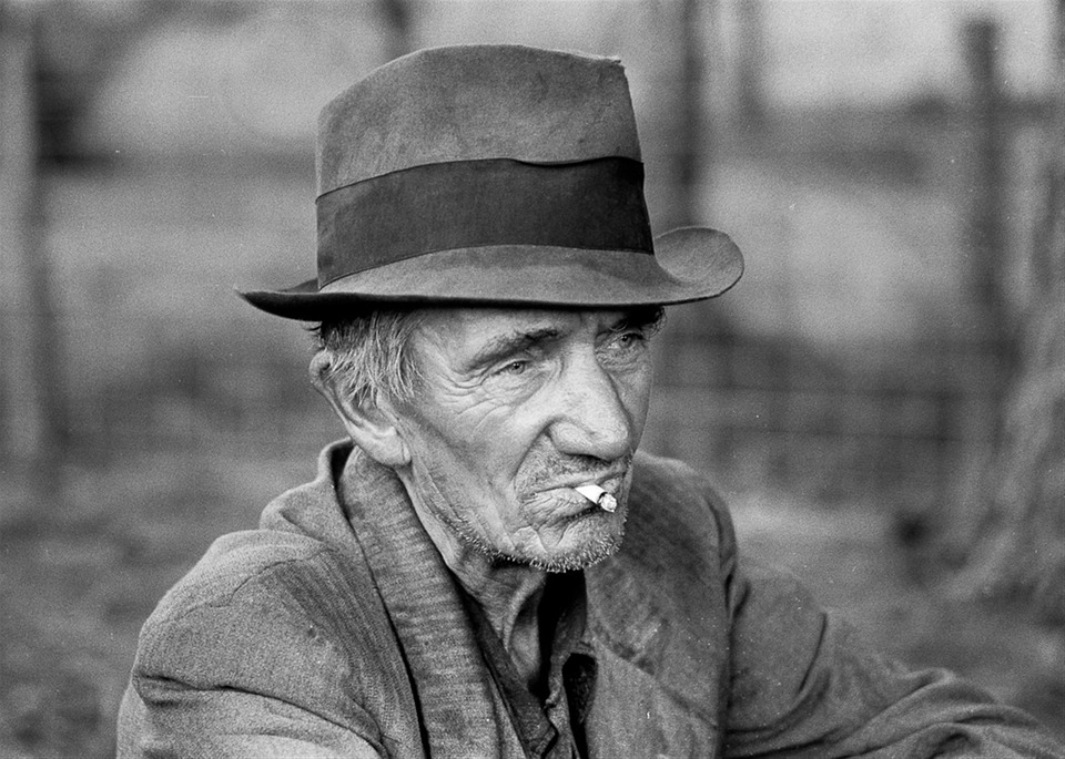 old-man-smoking.jpg