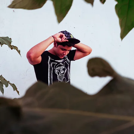 Seyer. Es un artista y productor. Relativamente nuevo en el mundo de la música electronica, ha desarrollado su propio sonido distinguible, maridando lo mejor del sonido del Caribe y el bajo de la música urbana. @seyermusic
