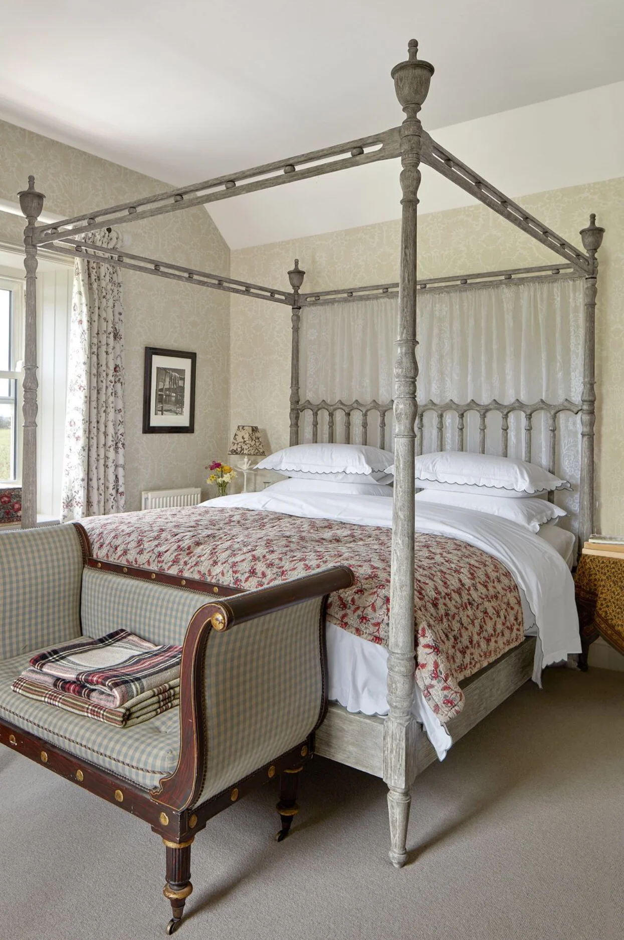 Yeoward ‘s bed in a room designed by Rita Konig -photo ELLE Decor