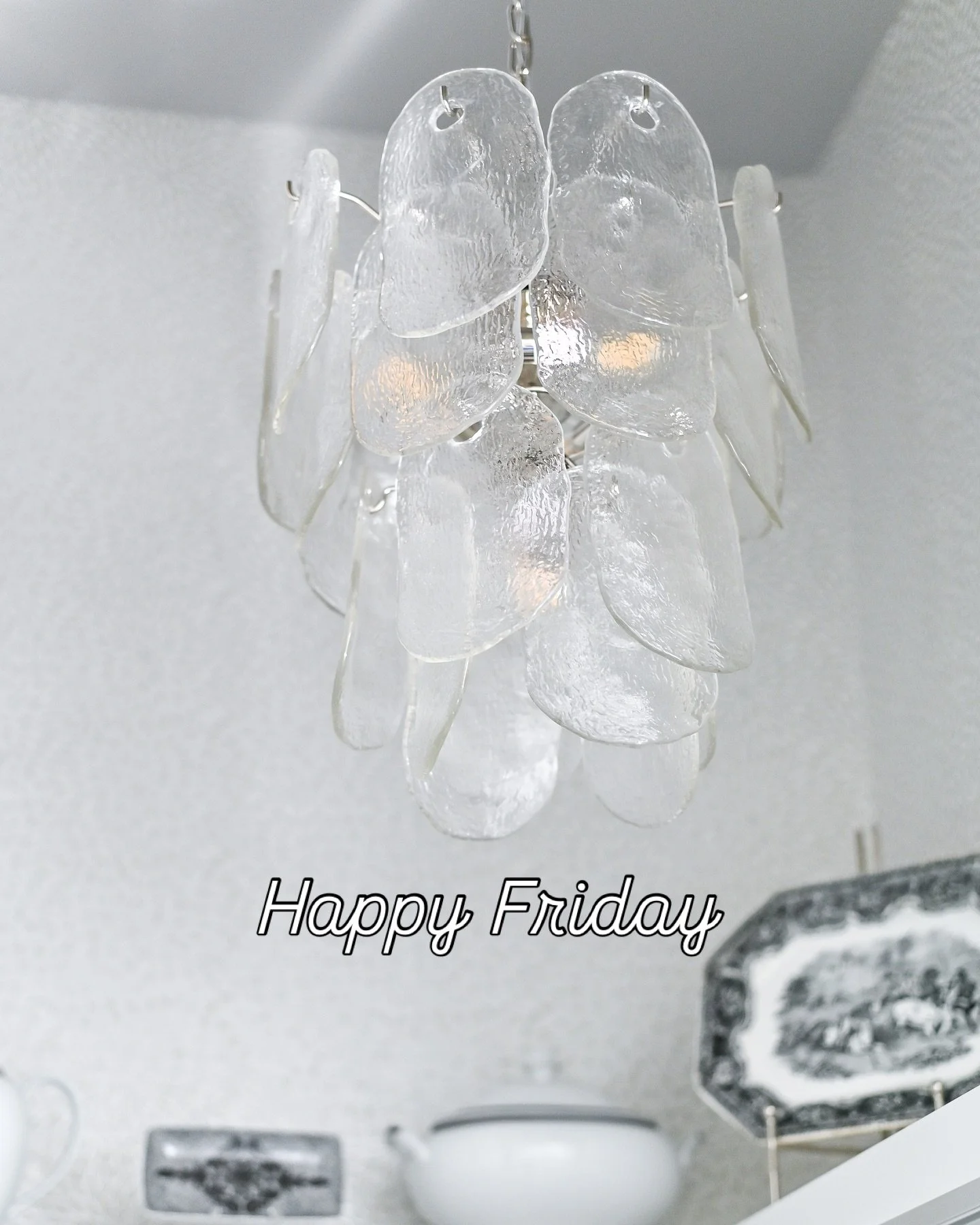 Light at the end of the week 😅
#houston #homedesign #houstoninteriordesigner #houstoninteriordesign #house #home #luxuryhomeshouston #light #chandelier #itsallinthedetails#interiordesignideas#interiordesignideasforhomedecor