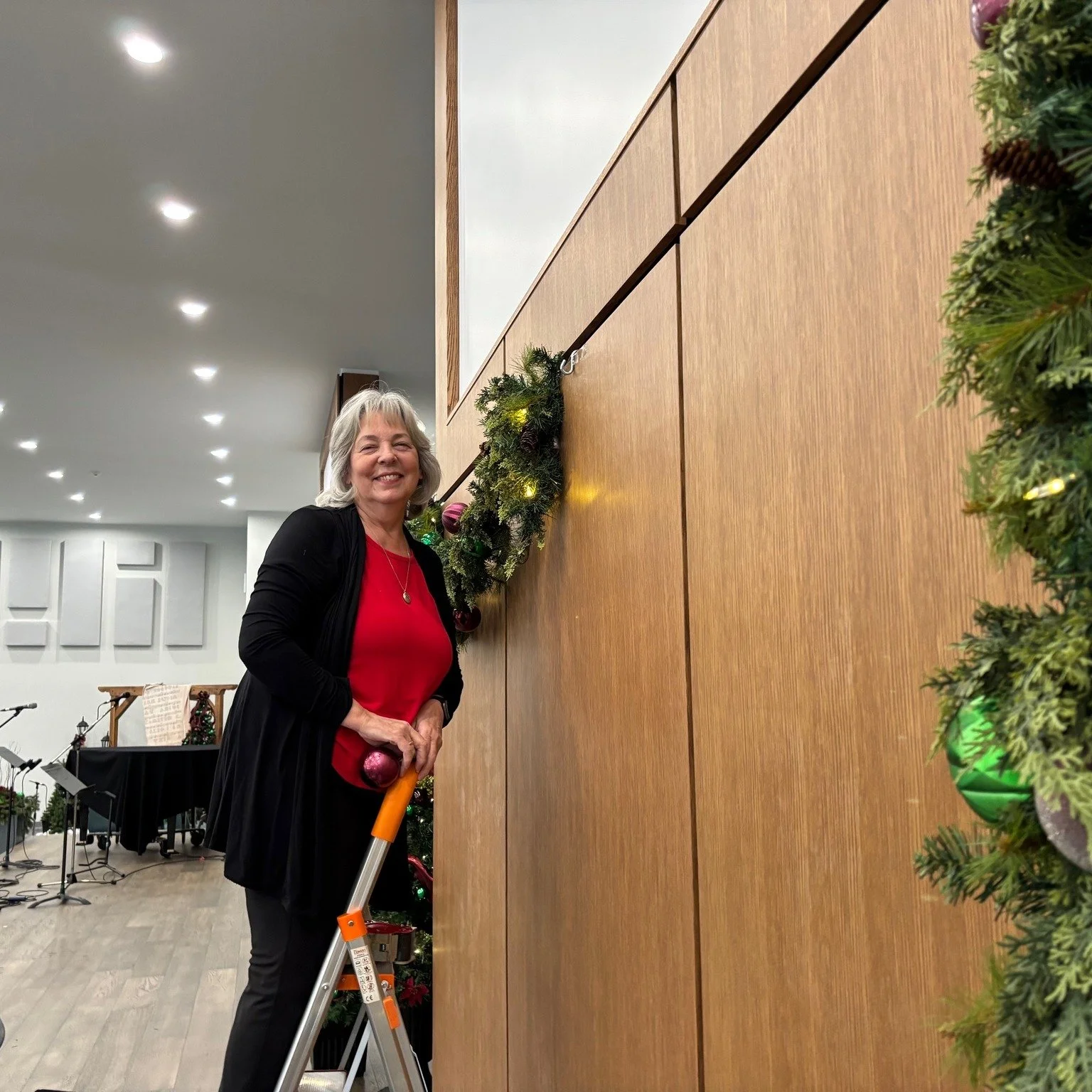 🎶 It's beginning to look a lot like 🎄🎶
Just in time to host a concert with @thecolortc this Friday at 7pm! Thanks so much to Carol and her volunteers for their hard work decorating.