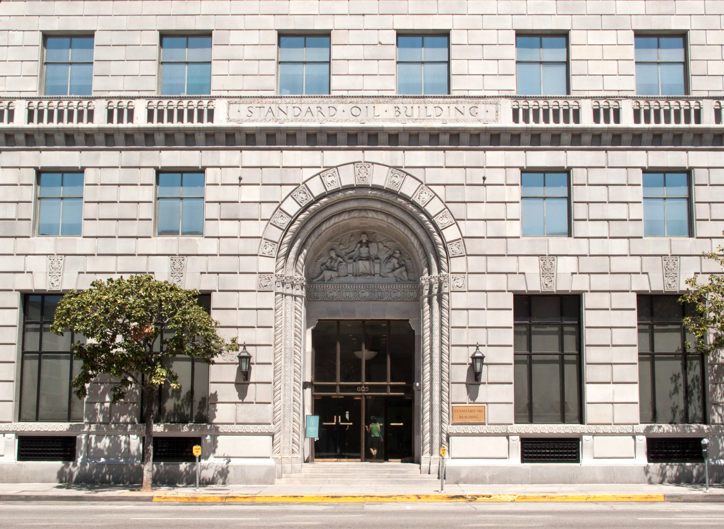 Standard_Oil_Company_Building_entrance,_Los_Angeles.jpg