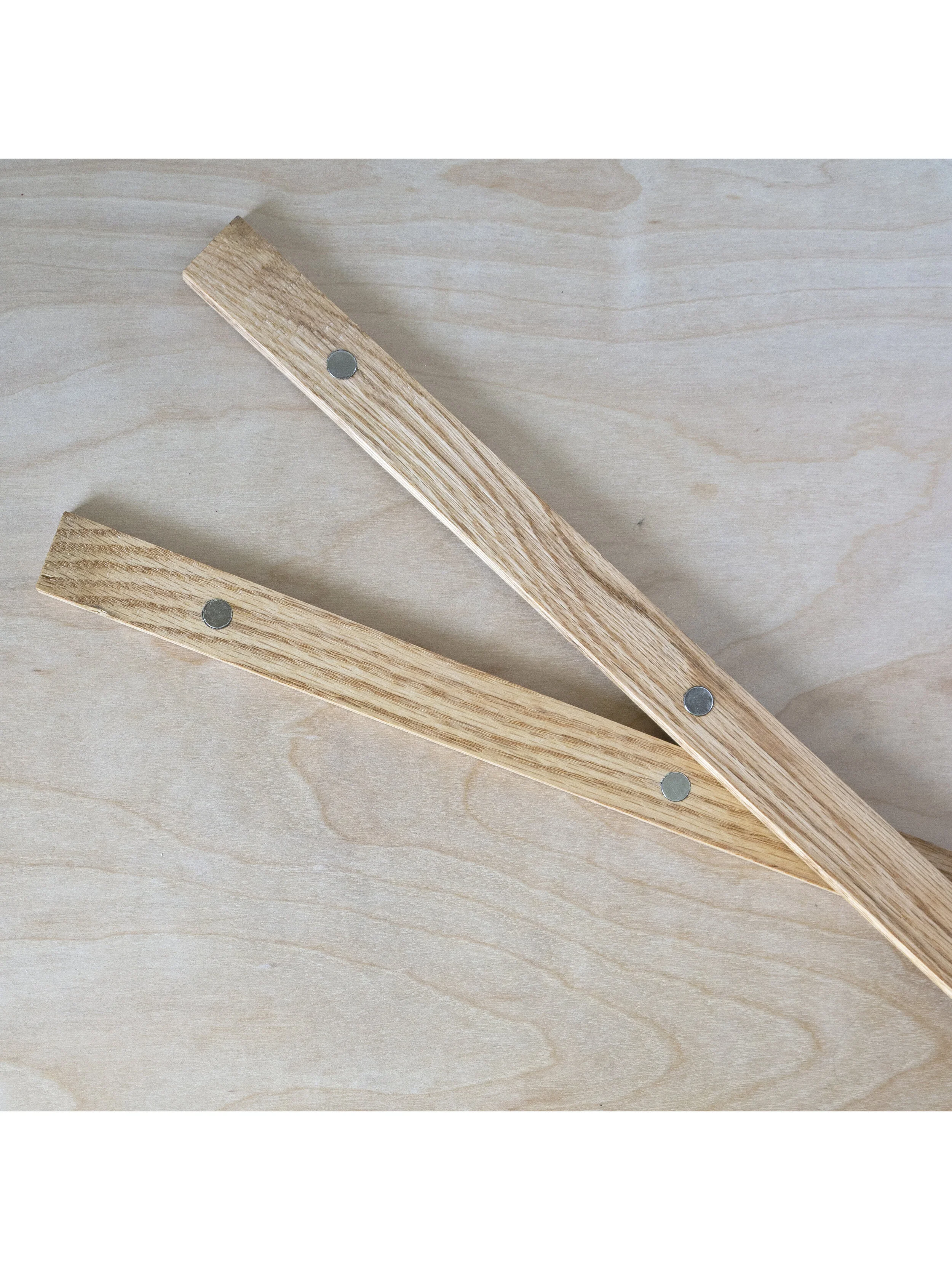 Inside details showing magnetic closure