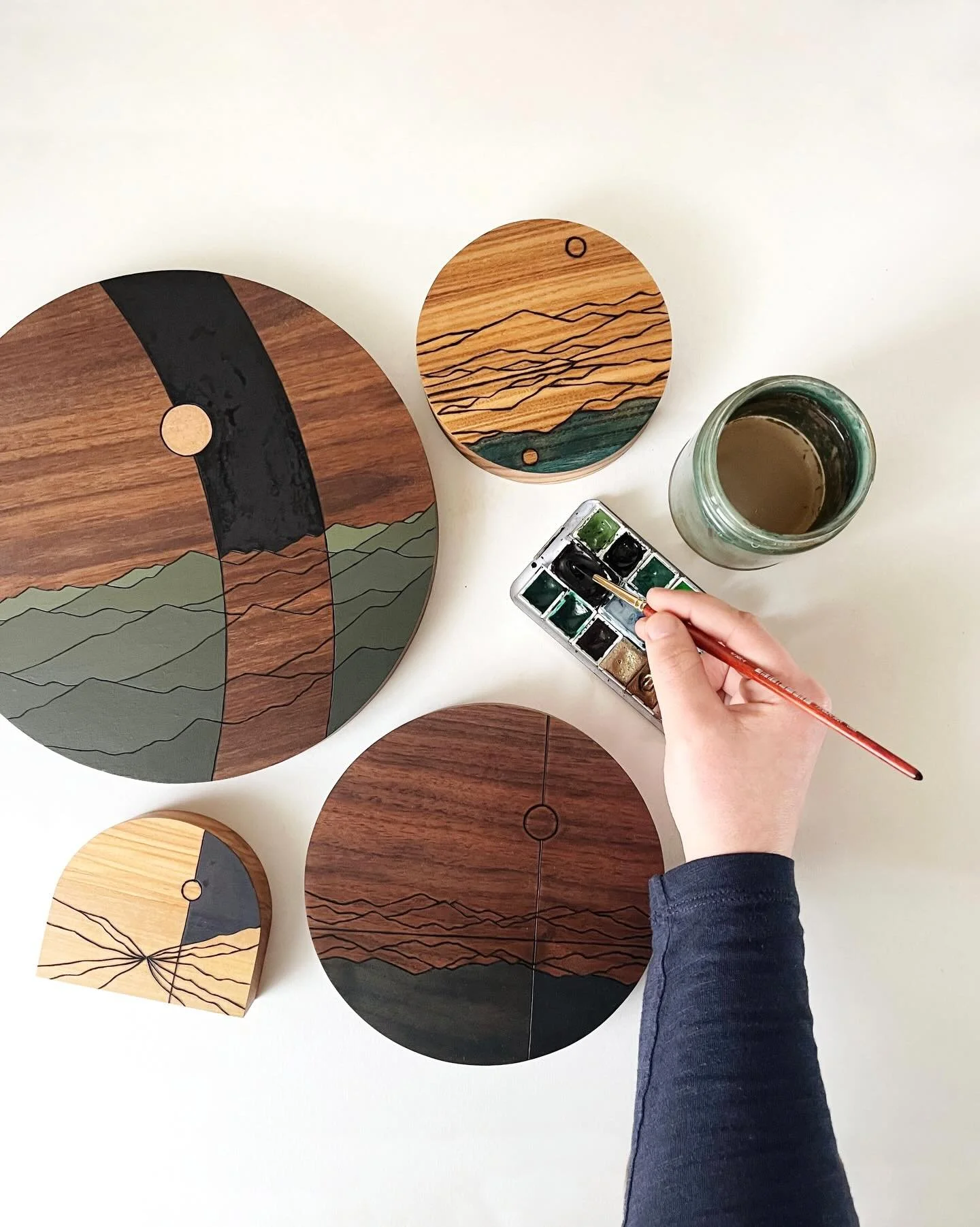 We&rsquo;ve been making a lot of new work recently and we&rsquo;re displaying some fun new work this weekend at @paradise_city_arts in Marlboro, MA! Come see the finished pieces at the Royal Plaza Trade Center this Fri-Sun! 
In this photo, I&rsquo;m 