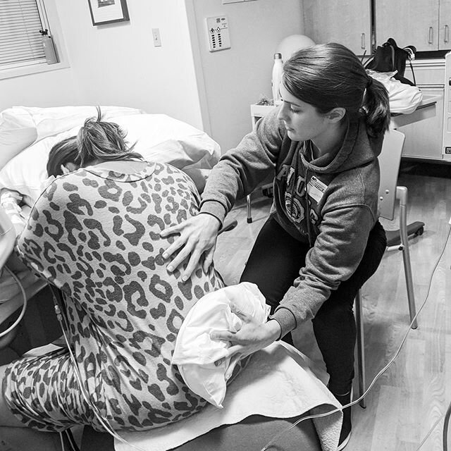 Using ice and light touch massage to sooth this mama&rsquo;s back during labor 💗. Thanks Tracy Hartley for this experience and capturing this moment!!
&bull;
&bull;
&bull;
#birth #doula #birthdoula #labor #pregnancy #pregnant #massage #ice #huntingt
