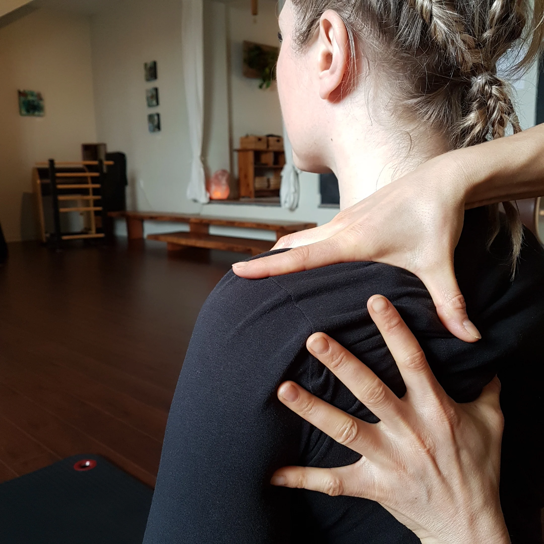 DarcyMcMurray-CueingWiththeHands-Pilates.jpg