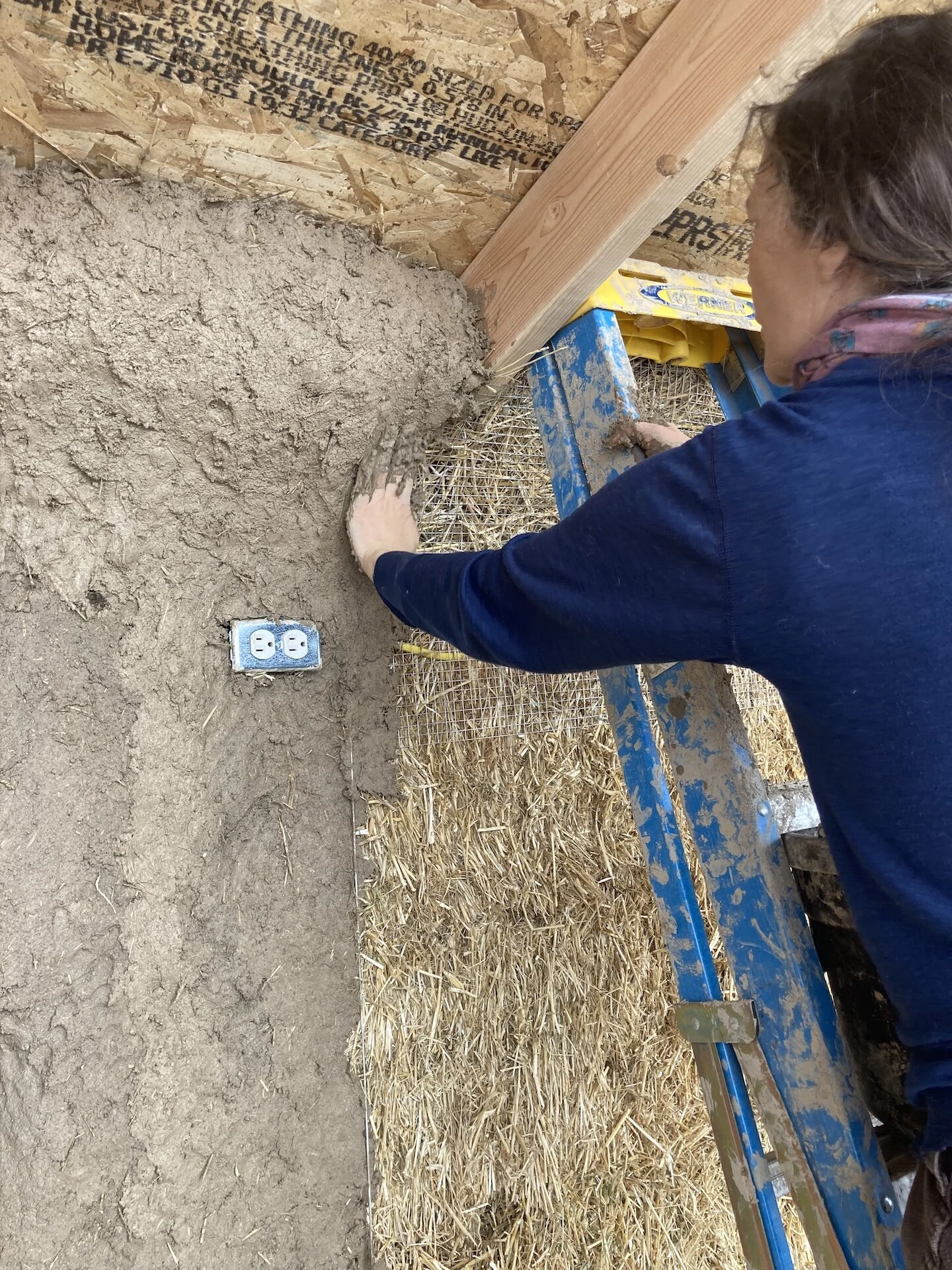  While somewhat tedious, the mudding process was very rewarding.  By following the random contours, bulges and depressions of the bale walls, the undulations and alcoves of the walls remain apparent.  This resulted in a relative ‘living’ structure th