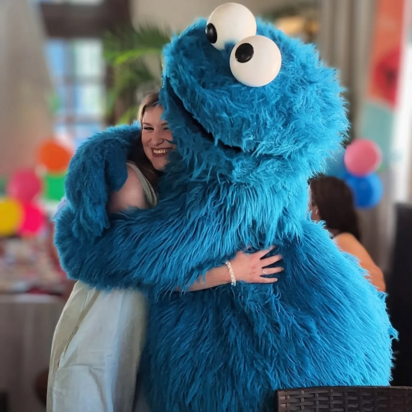 Hannah's birthday hug from Cookie Monster! And that's just the beginning. 
#birthdaygirl👑 #cookiemonster #beachesresorts #beachesturksandcaicos