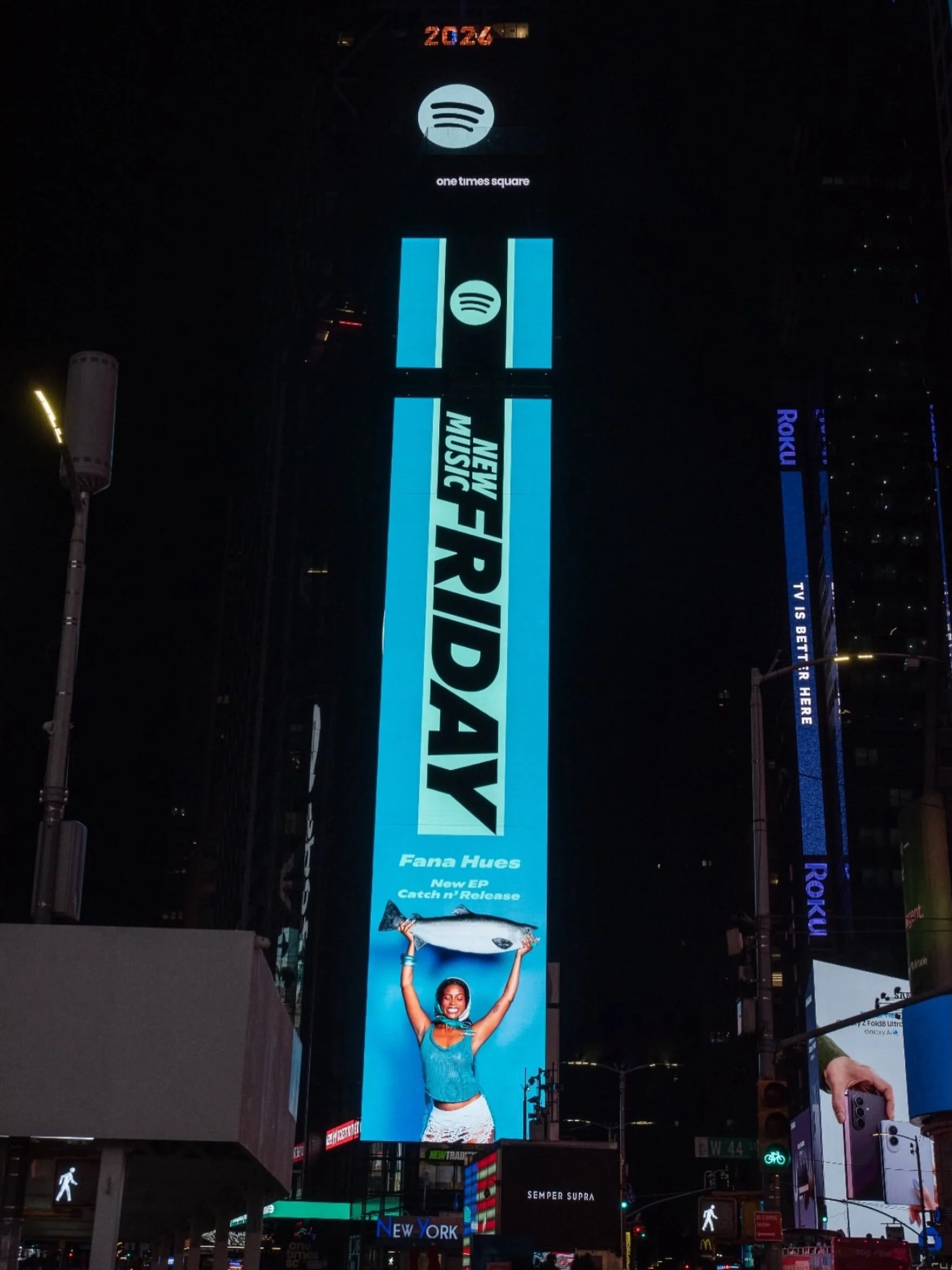 Wait we&rsquo;re back in Times Square!!!!!!!!! @fanahues wearing GF that&rsquo;s so FUN 🌟 thank you @estebanariasv @trippydana ❤️❤️❤️❤️❤️❤️