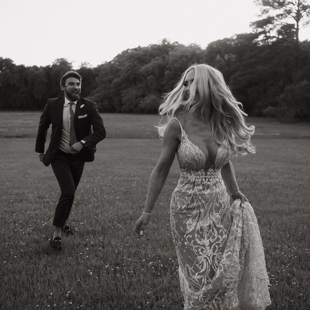 Because love should always be fun&hellip;🩶
.
📷 @nmicklephotography 
.
.
.
#destinationwedding #lovealways #loveandalittlemagic #aspecialkindoflove #adventurouslove #fromcoasttocoast #blackwhiteandshadesofgrey #takemetothemoon