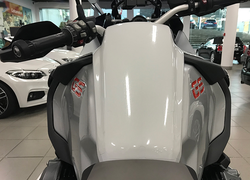PPF no map on BMW R1200 1250GS LC ADV 2014 on BMW World Stickers/Decals paint protection film in transparent glossy finish over white painting model to protect your bike Full View Central Tank
