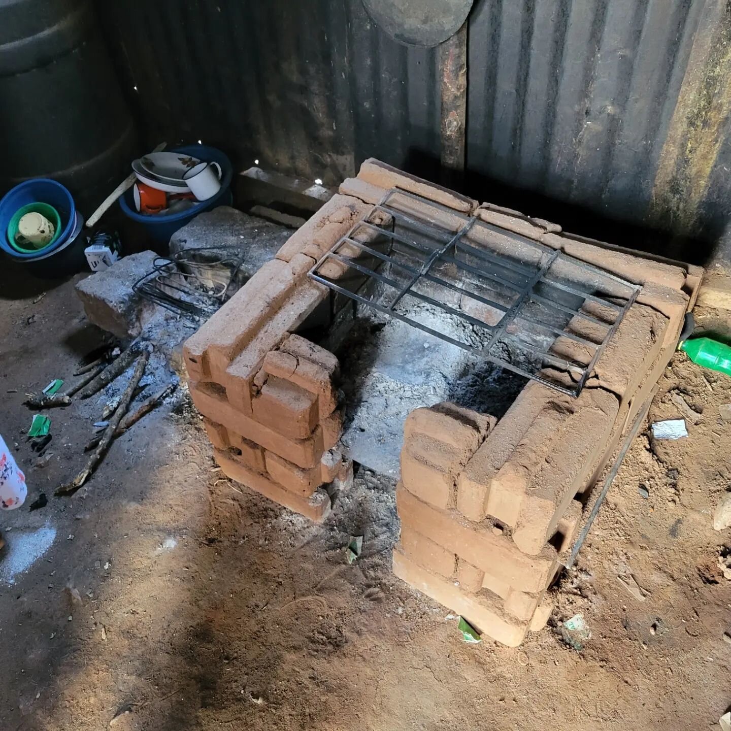 Saving Trees in Kajiado County!
SDF partnered with the Enkolili CBO to install high-efficiency rocket stoves constructed of interlocking compressed earth blocks (ICEB) for 11 widows and 3 school kitchens. The school stoves were used as educational ex