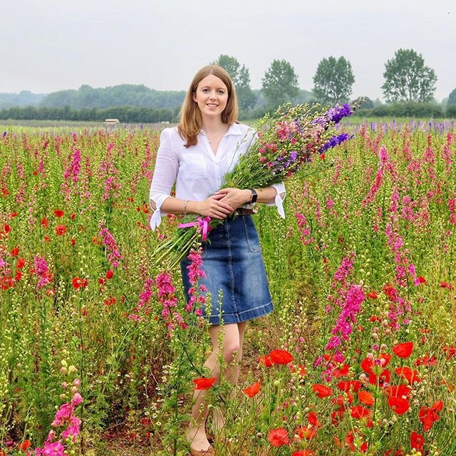 Throwback to one year ago today when I had the most amazing day visiting the flower fields with @beautyinthecotswolds and @sophie.harbach who took this lovely photo.
💐
I&rsquo;d never visited a flower field before and the colours and vast quantity o