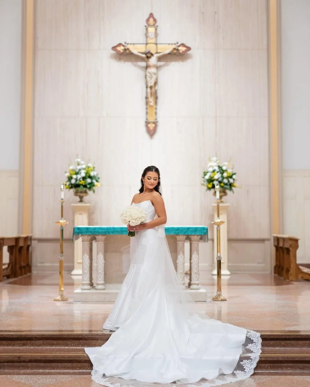 Miranda spent years working here. She knew every product, every technique-  and when her wedding day came, she chose us. 🤍 @blackmagictan Vibe Rapid Brown did NOT miss. 

Fort Worth brides, let's get you booked. ☎️ 817-400-GLOW 💍

📸: the absolutel