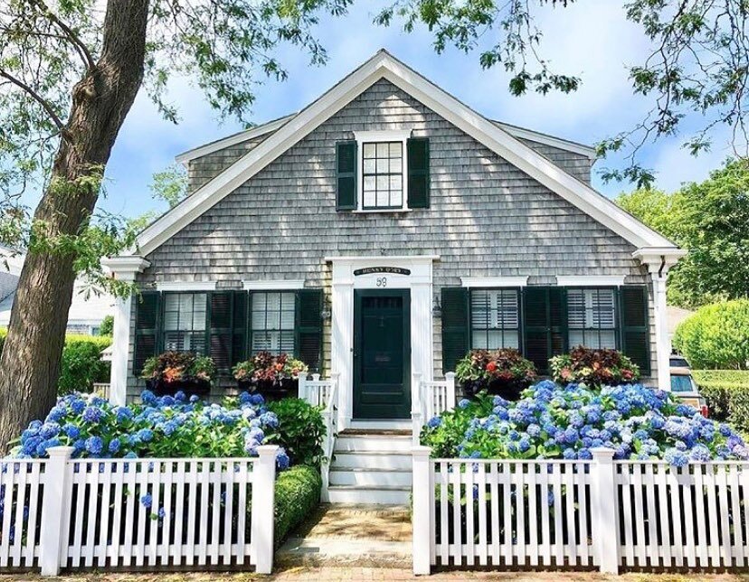 This home is giving me all the spring vibes 🌷🥰
⁣
⚡️QUESTION: If you are a seller and you receive multiple offers on your home, some of which are cash offers, what do you do? If you have a cash offer that is $10k lower than a conventional offer but 