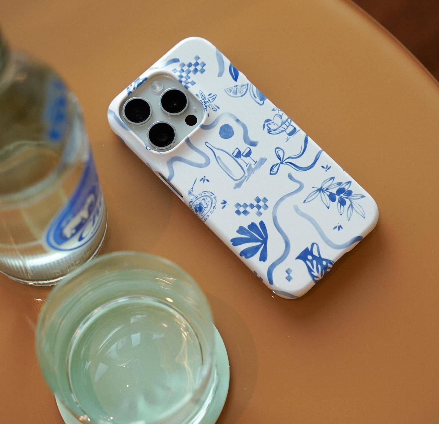 The &lsquo;Mediterranean Wave&rsquo; print brings a little bit of holiday to your tech essentials, available now at the @thedairy 💙
.
.
.
#surfacepatternprint #meditteraneanfood #blueandwhitedecor #blueandwhiteporcelain #holidayfood #phonecasedesign