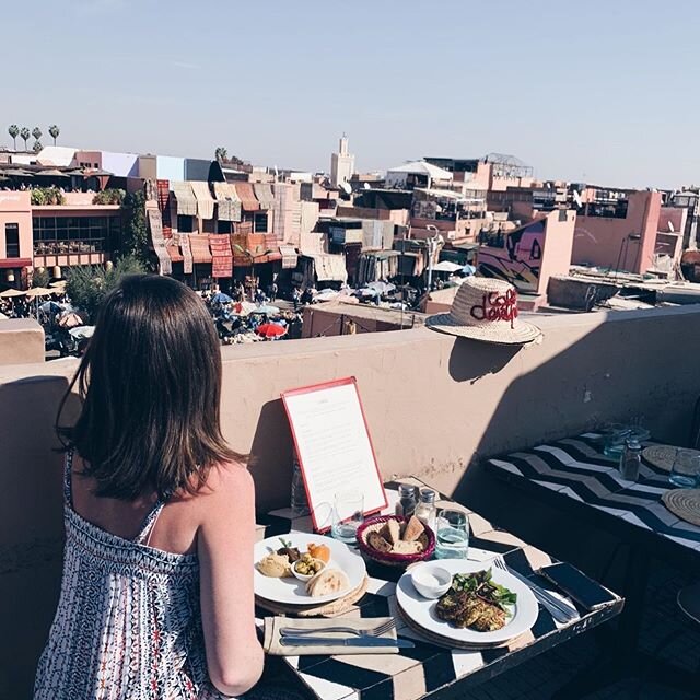 Marrakech is a vibrant and bustling city steeped in history and culture❤️In the historical part of the city lies the medina, the original walled settlement around which the rest of the city was built. The medina is a maze of narrow streets and magica