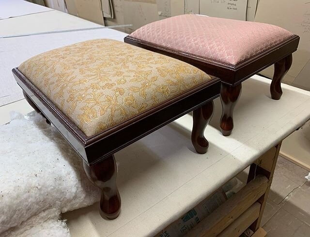 I love this #beforeandafter of a pair of footstools redone in gorgeous pink velvet. #reupholstery #pinkvelvet #footstools #reuse
