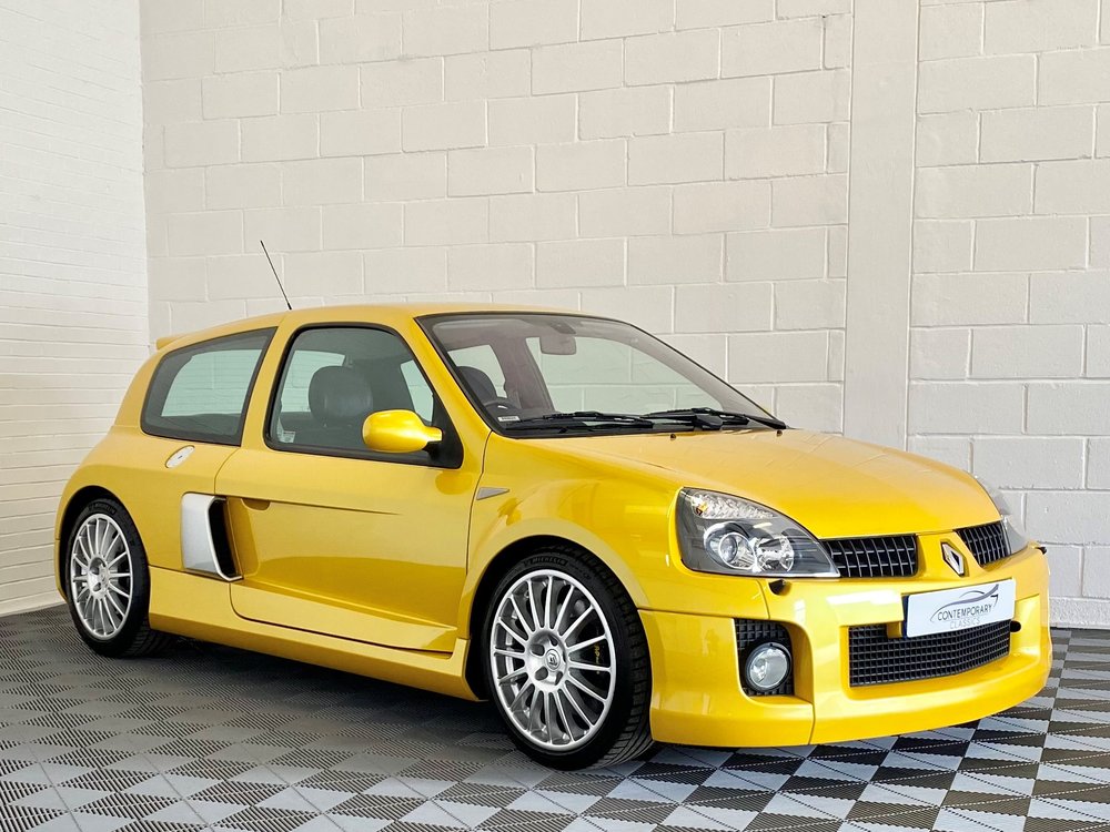  Venta de Renault Clio V6 Liquid Yellow Safety Car — Contemporary Classics