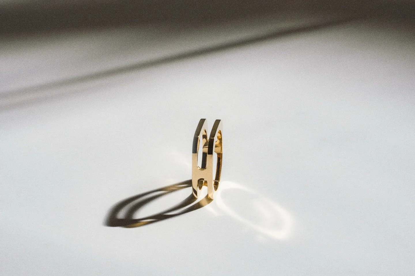 Kvadrat Parallel No. 1 ring.
The first iteration of this form.
Negative space acting like a mirror,
picking up light as it moves with you.