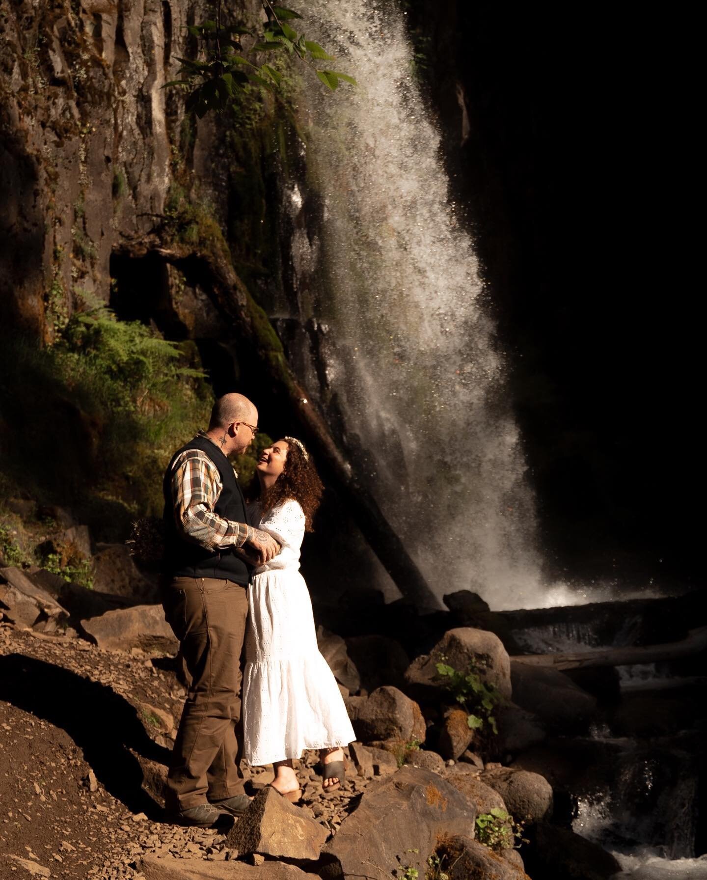 Sara + Dan&rsquo;s elopement was one for the books! These two Pennsylvanians decided to elope in the Columbia River Gorge on their trip to the PNW, and we planned this whole waterfall adventure in only about 2 weeks. We had the whole waterfall to our