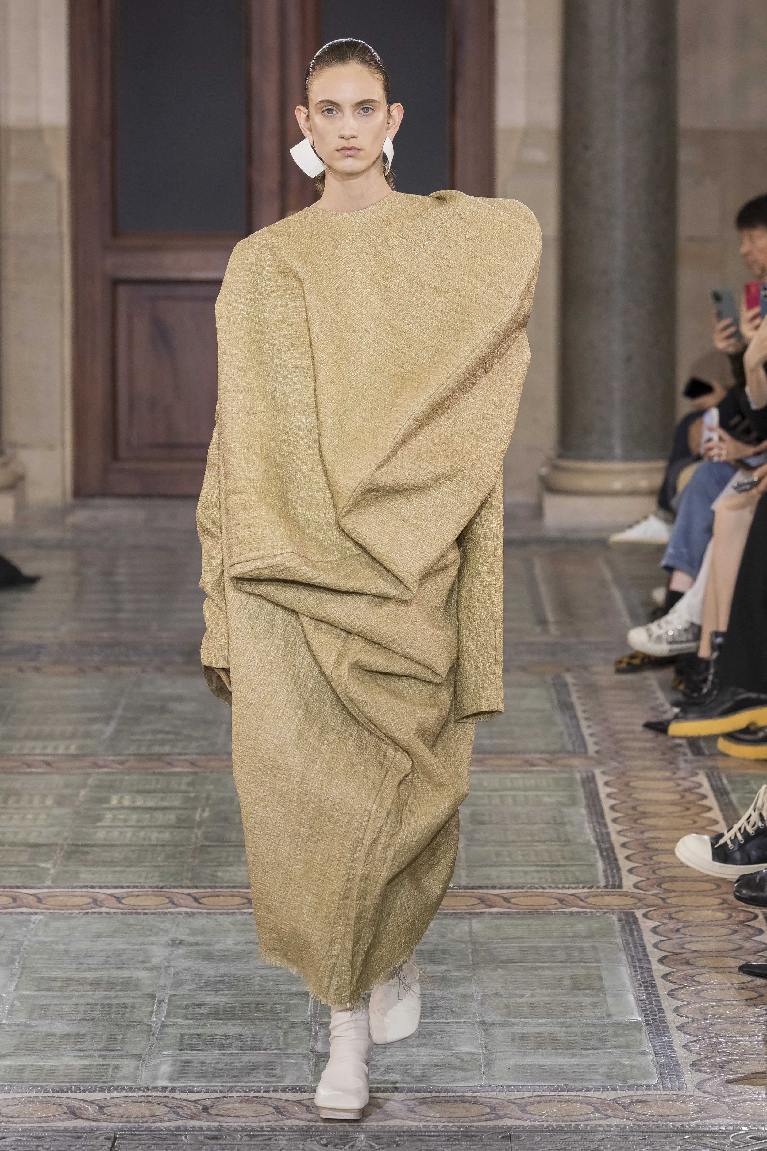 Uma-Wang-RTW-SS24-07.JPG