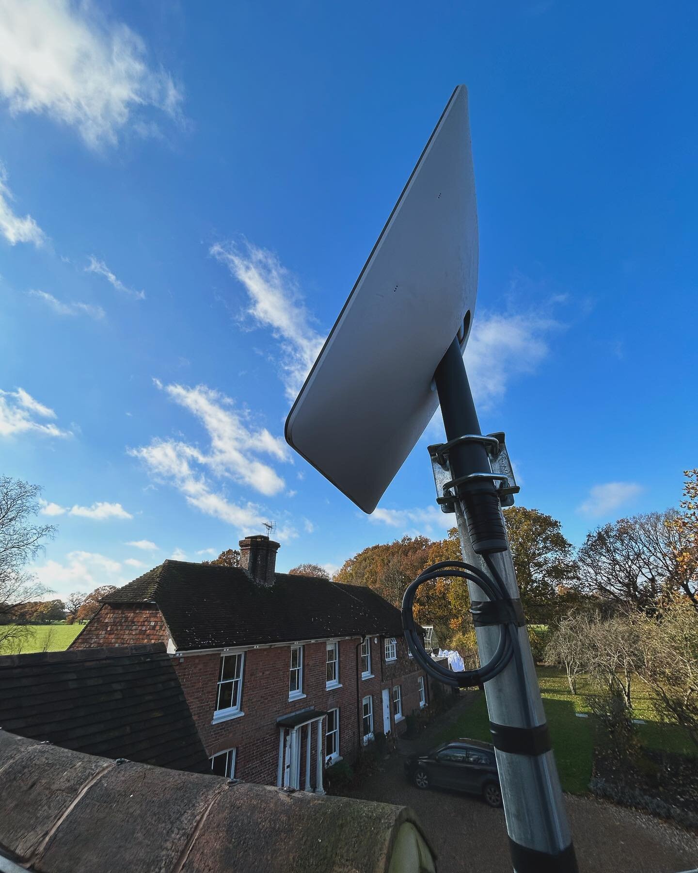 The next one in for us, taking a very rural Kent farmhouse from the dark ages into the new world. The words used were &ldquo;Game Changing&rdquo; that&rsquo;s starlink for you.  #spacelink #kentstarlinkinstallation 
#starlinkinstallernearme #kentstar