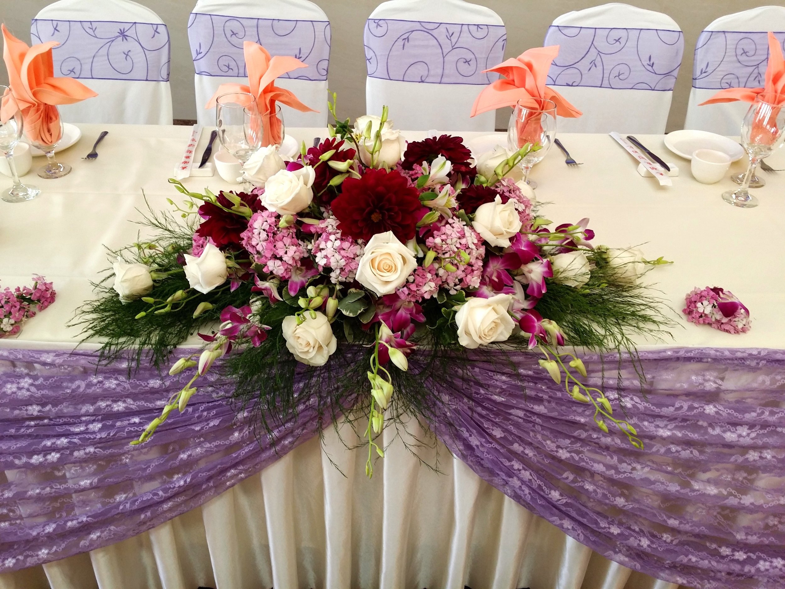 Wedding-Floral-Centerpieces-Contrast.jpg