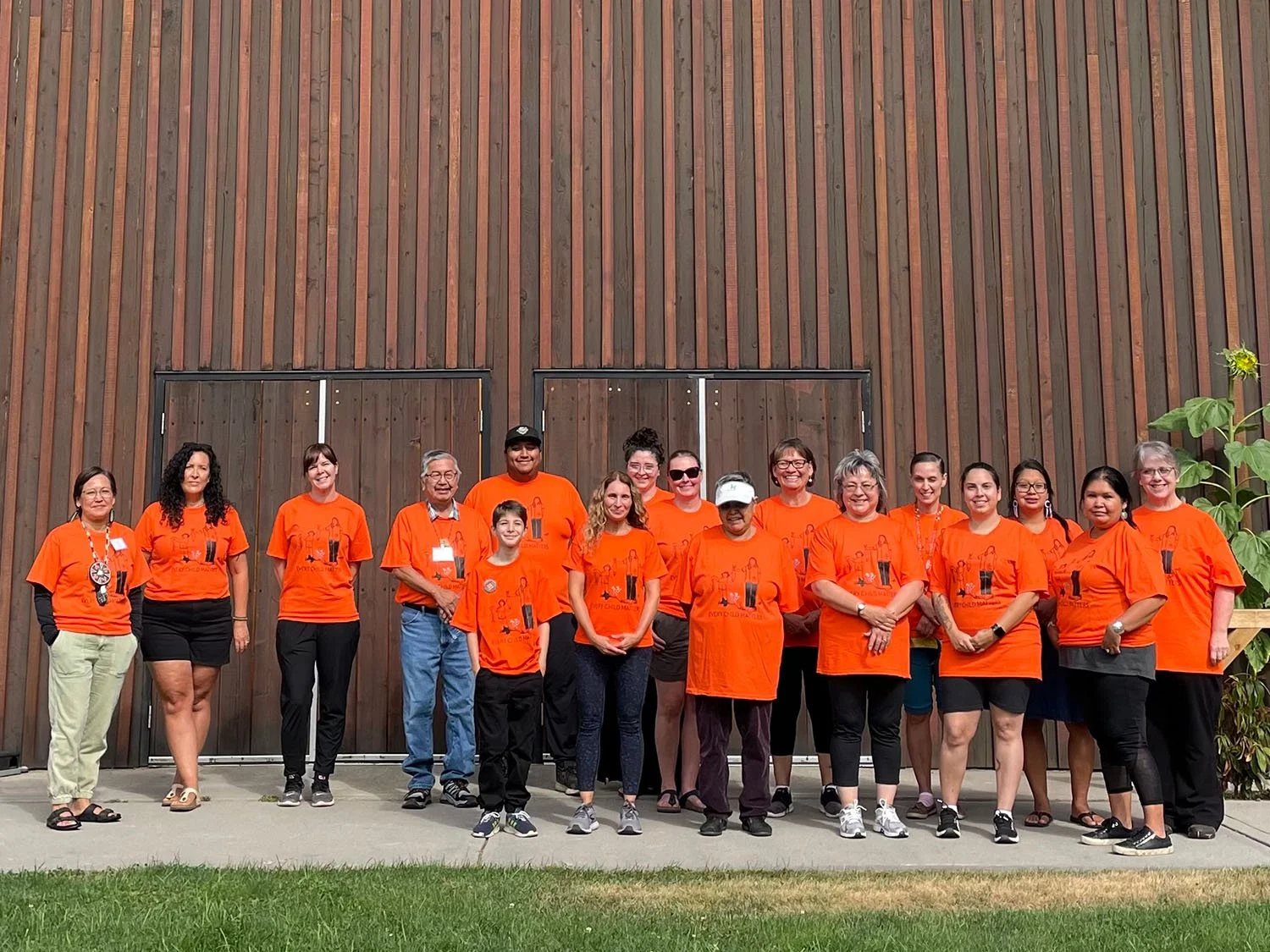  Workshop participants in front of the longhouse at Tuckkwiowhum. 