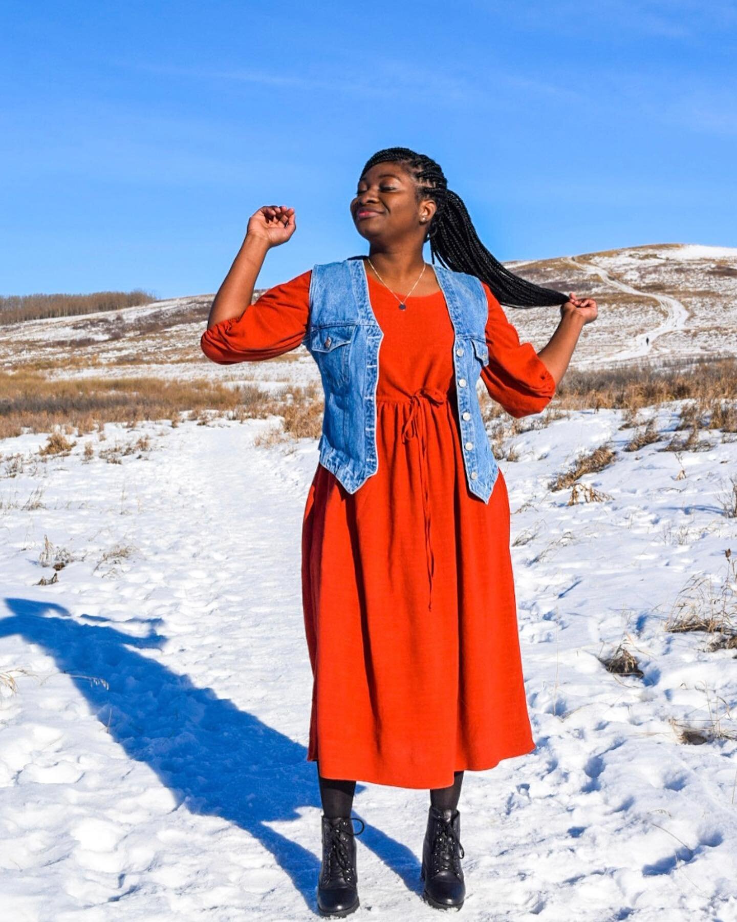 Basking in the warmth of the winter sun and bright colors of my new dress 🧡💙 Paired with a denim vest I thrifted over the Christmas break in Virginia

Pattern: Priya dress @tammy.handmade (up to 57&rdquo; bust)
#wintersewing #memadeeveryday #thrift